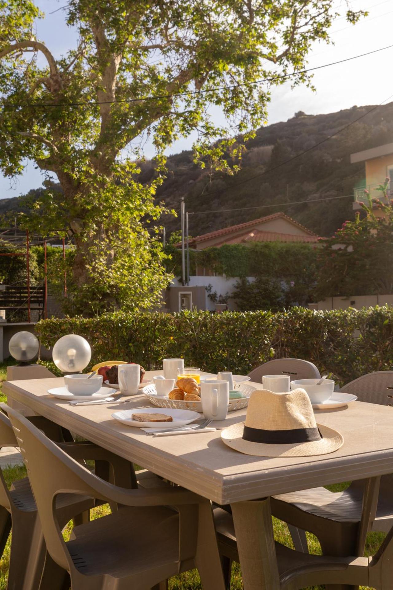 Elio A 1Bdr Apt With Garden 1 Min From The Beach By Hospi Heraklion  Exterior photo